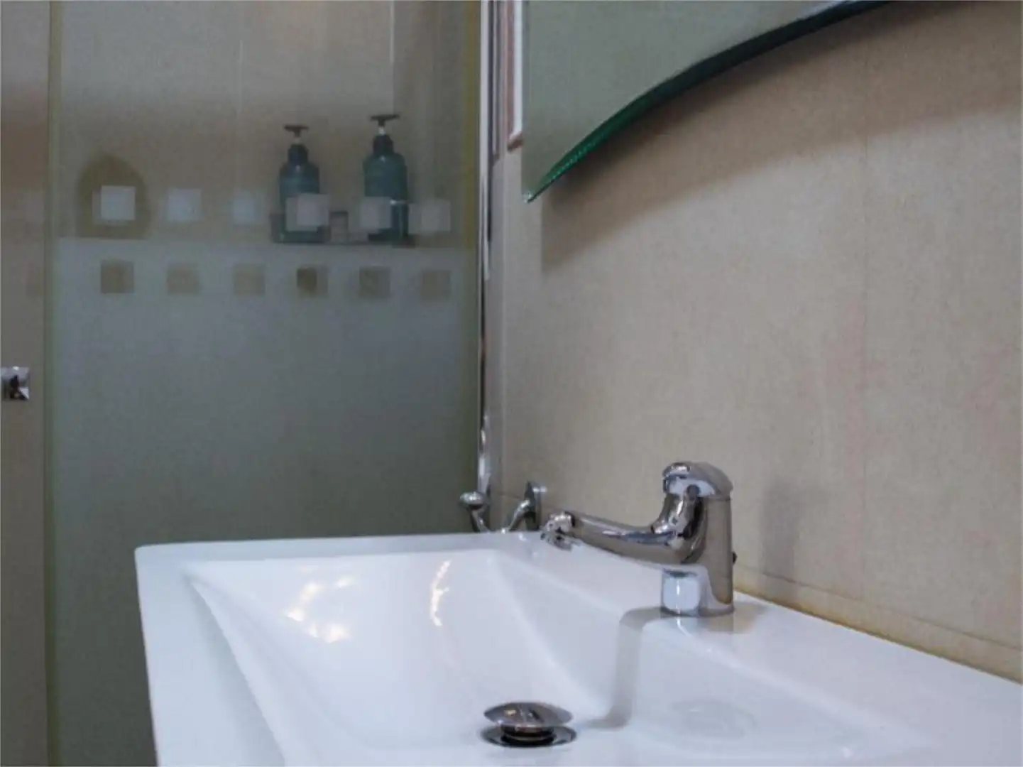 Bathroom of Flat for sale in Sevilla  with Air Conditioner, Heating and Furnished