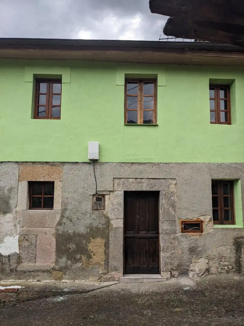 Außenansicht von Einfamilien-Reihenhaus zum Verkauf in Proaza