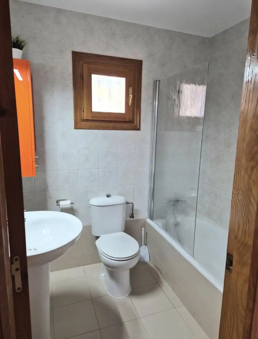 Apartamento de alquiler en Calle Nuñez de Balboa, 73, Las Marinas - Pueblo Laguna Baño de Apartamento de alquiler en Vera con Aire acondicionado, Calefacción y Jardín privado