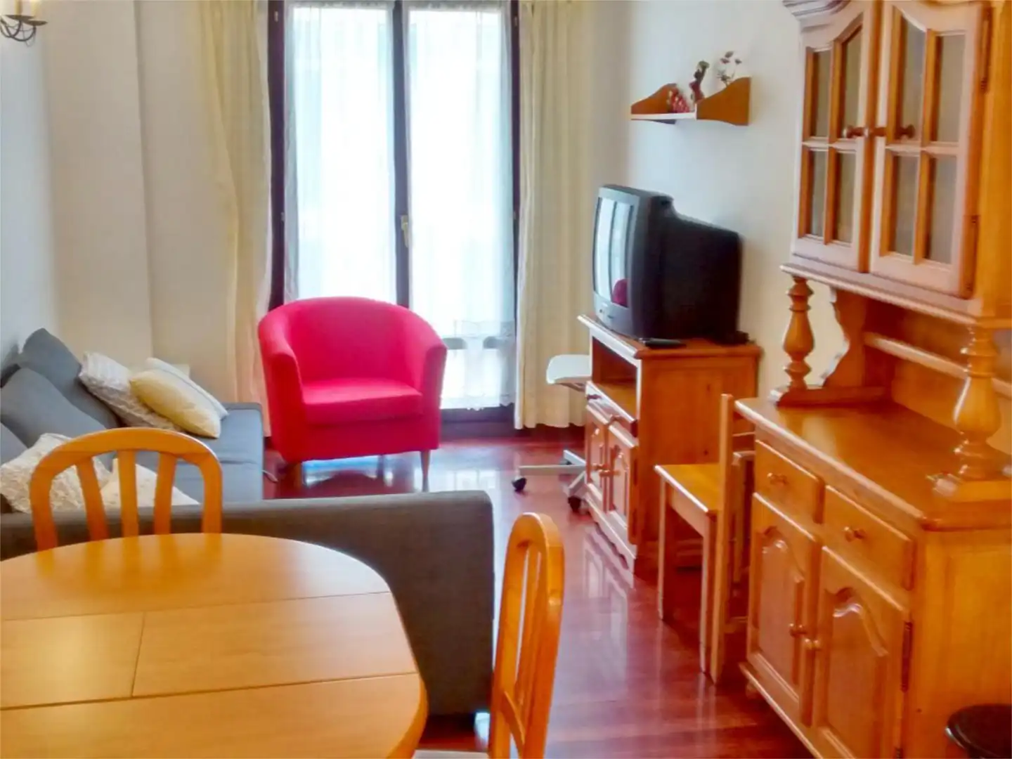 Sala d'estar de Pis de lloguer en Donostia - San Sebastián  amb Calefacció, Parquet i Moblat