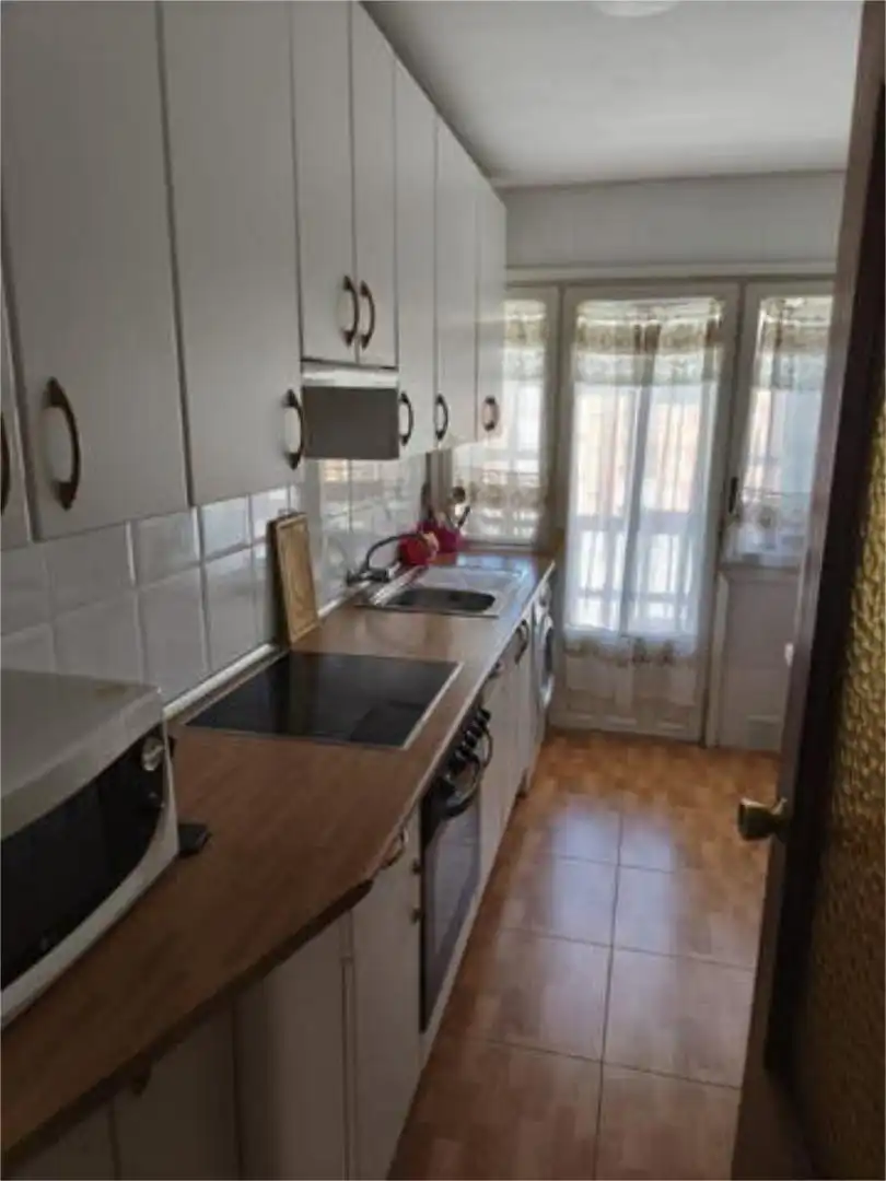 Cocina de Estudio para compartir en Segovia Capital con Calefacción y Amueblado