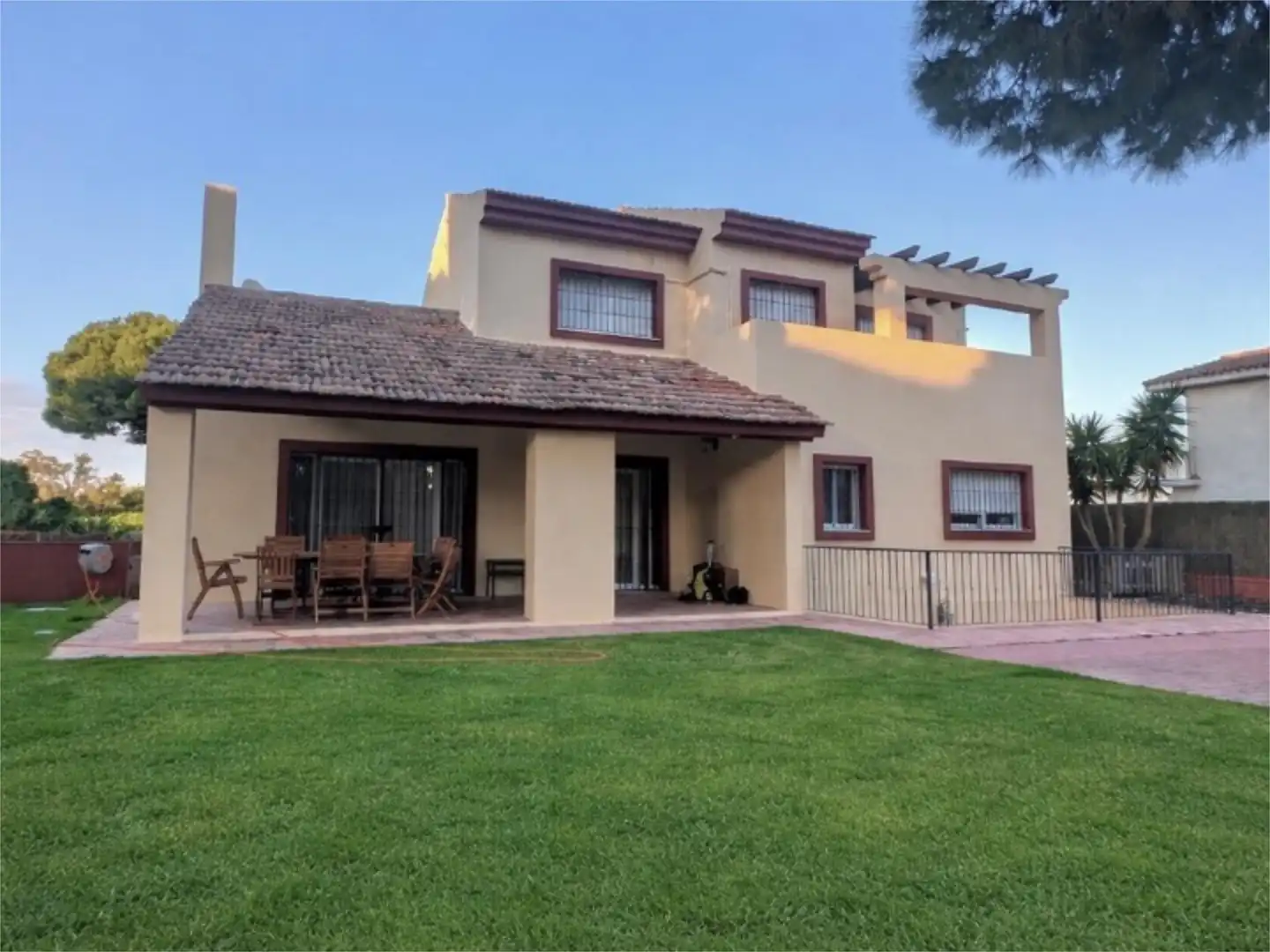 Vista exterior de Casa o xalet de lloguer en El Puerto de Santa María amb Aire condicionat, Terrassa i Balcó