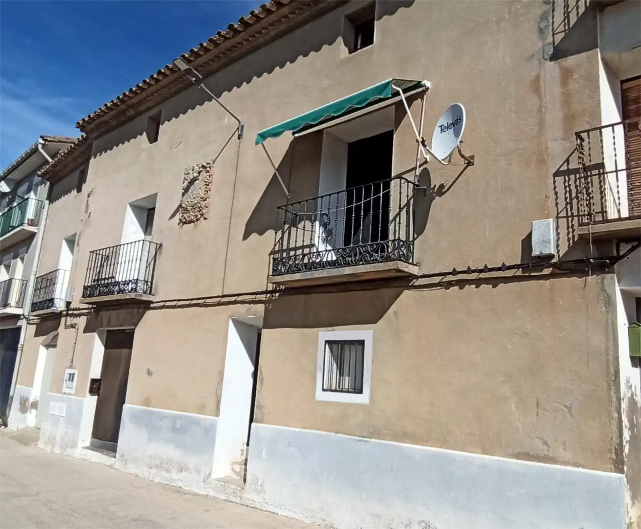 Vista exterior de Casa adosada en venda en Loscorrales amb Jardí privat, Terrassa i Traster