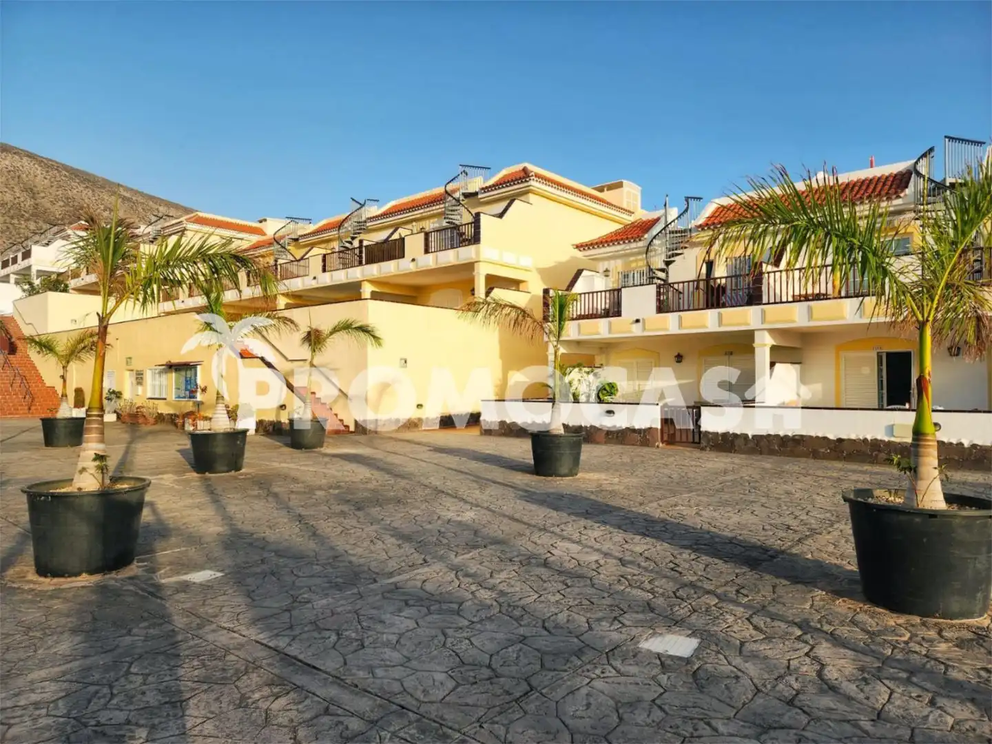 Flat for sale in Avenida San Francisco, 2, Los Cristianos Exterior view of Flat for sale in Arona with Air Conditioner, Terrace and Swimming Pool