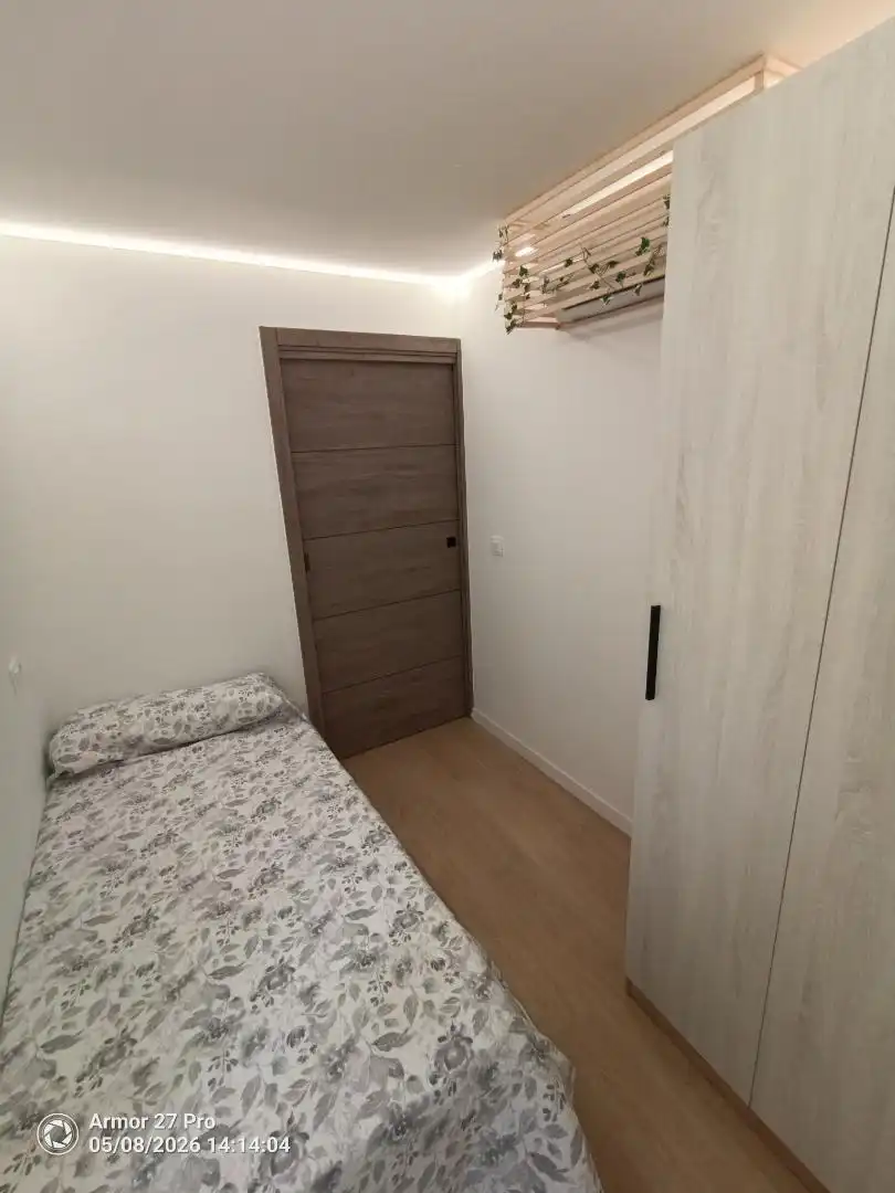 Casa adosada en venda a Avenida Francisco Aguirre, 219, El Pilar - La Estación Dormitori de Casa adosada en venda en Talavera de la Reina amb Aire condicionat