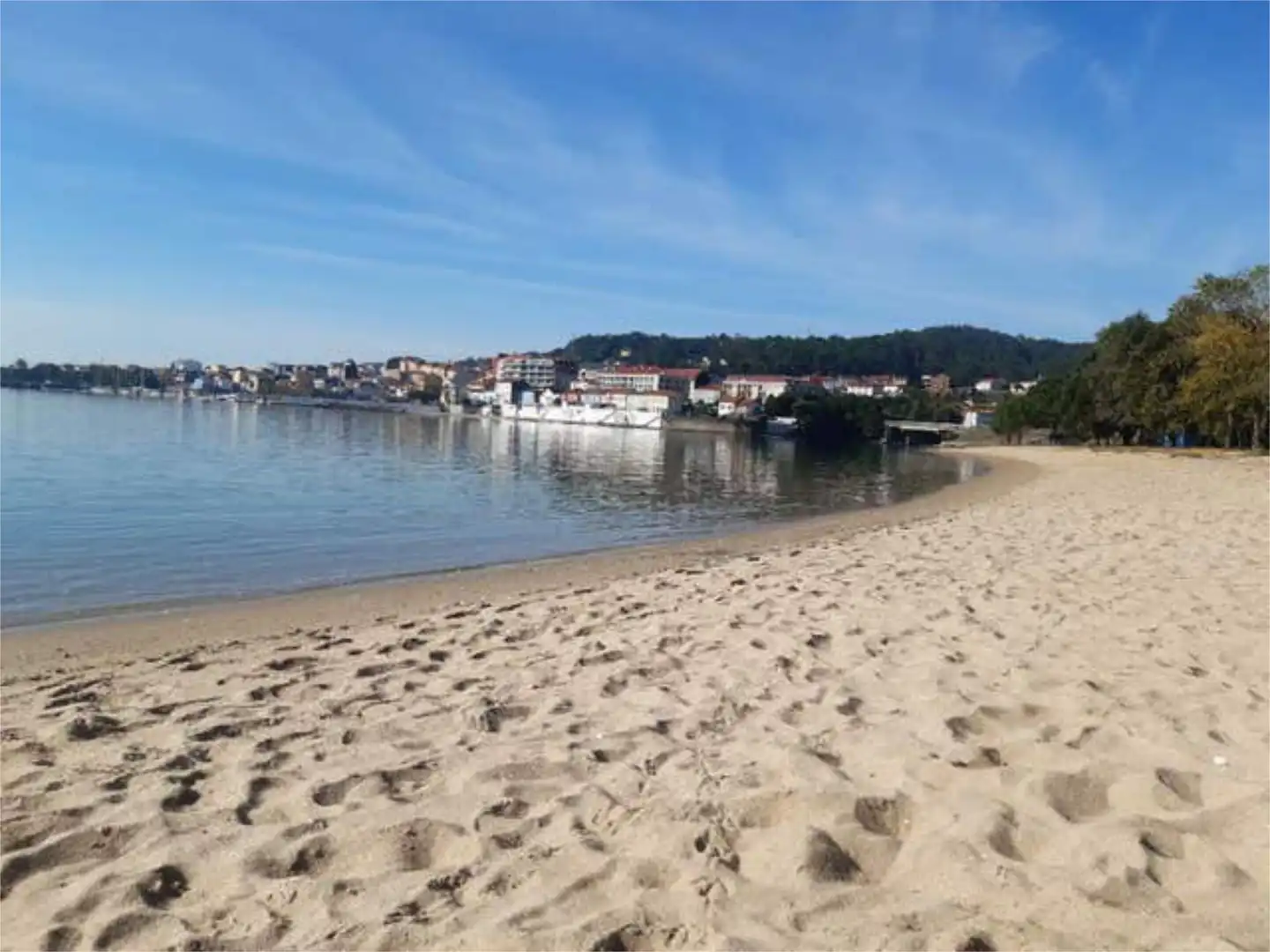 Außenansicht von Dachboden zur Miete in Boiro mit Heizung, Terrasse und Abstellraum