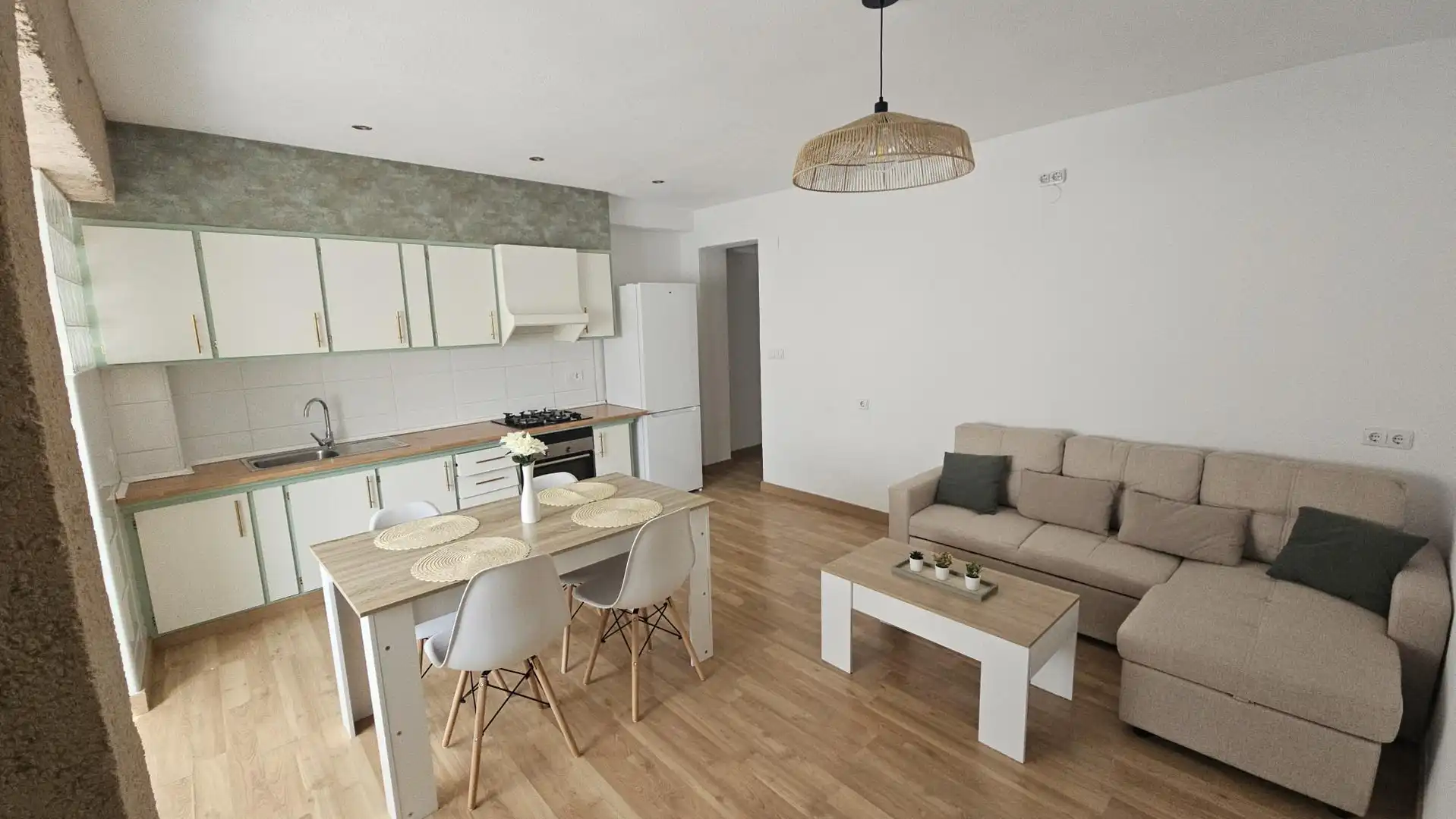 Living room of Flat for rent in Petrer  with Parquet flooring, Furnished and Balcony