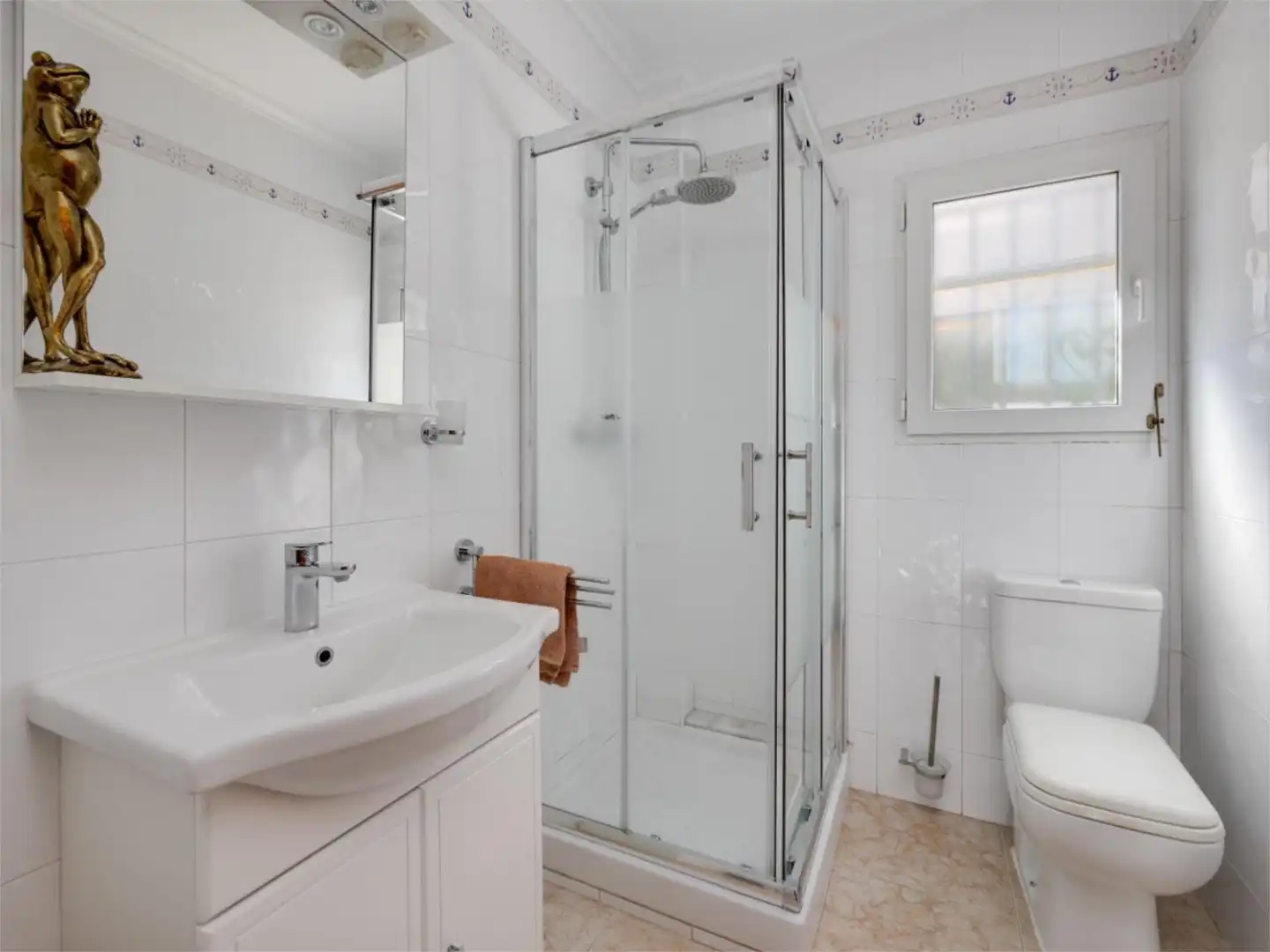 Flat for sale in Calle Nicolás de Bussi, 22, Playa Flamenca Bathroom of Flat for sale in Orihuela with Air Conditioner, Heating and Private garden