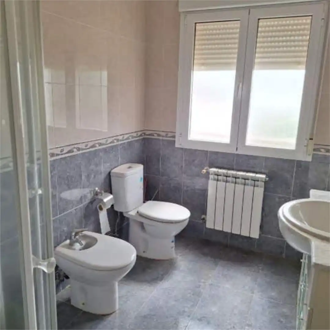 Badezimmer von Einfamilien-Reihenhaus zum Verkauf in Villamayor de Campos mit Privatgarten