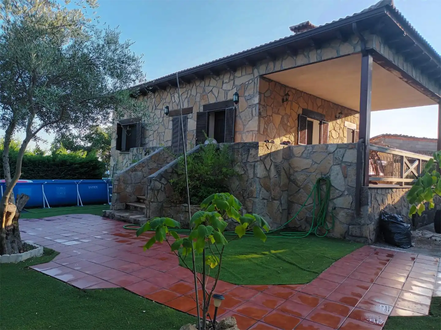 Vista exterior de Casa o xalet en venda en Casavieja amb Calefacció, Jardí privat i Terrassa