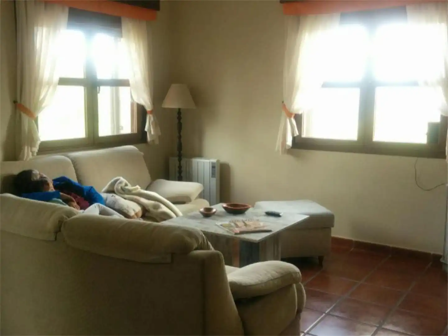 Sala d'estar de Casa o xalet en venda en Casavieja amb Calefacció, Jardí privat i Terrassa