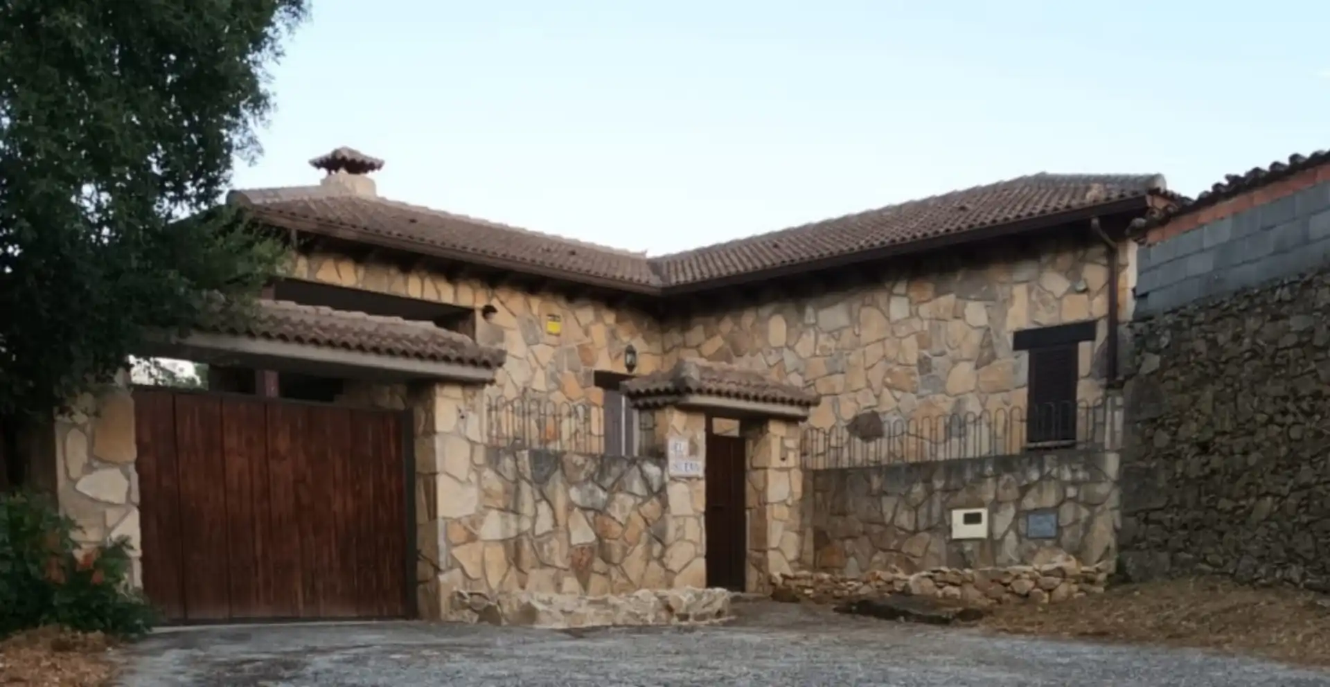 Haus oder Chalet zum Verkauf in Calle Piedralaves, 46, Casavieja Außenansicht von Haus oder Chalet zum Verkauf in Casavieja mit Heizung, Privatgarten und Terrasse