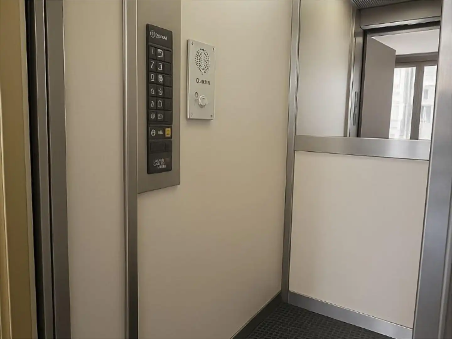 Piso en venta en Avenida del Ejército Español, 8, Hospital Piso en venta en Jaén Capital con Terraza y Balcón
