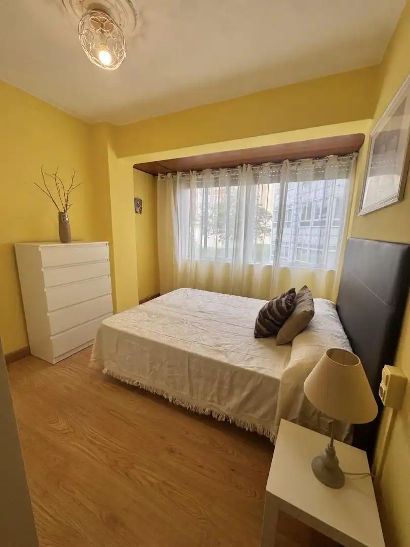 Pis de lloguer a Rúa Inferniño, 11, Porta Nova Dormitori de Pis de lloguer en Ferrol amb Parquet i Moblat