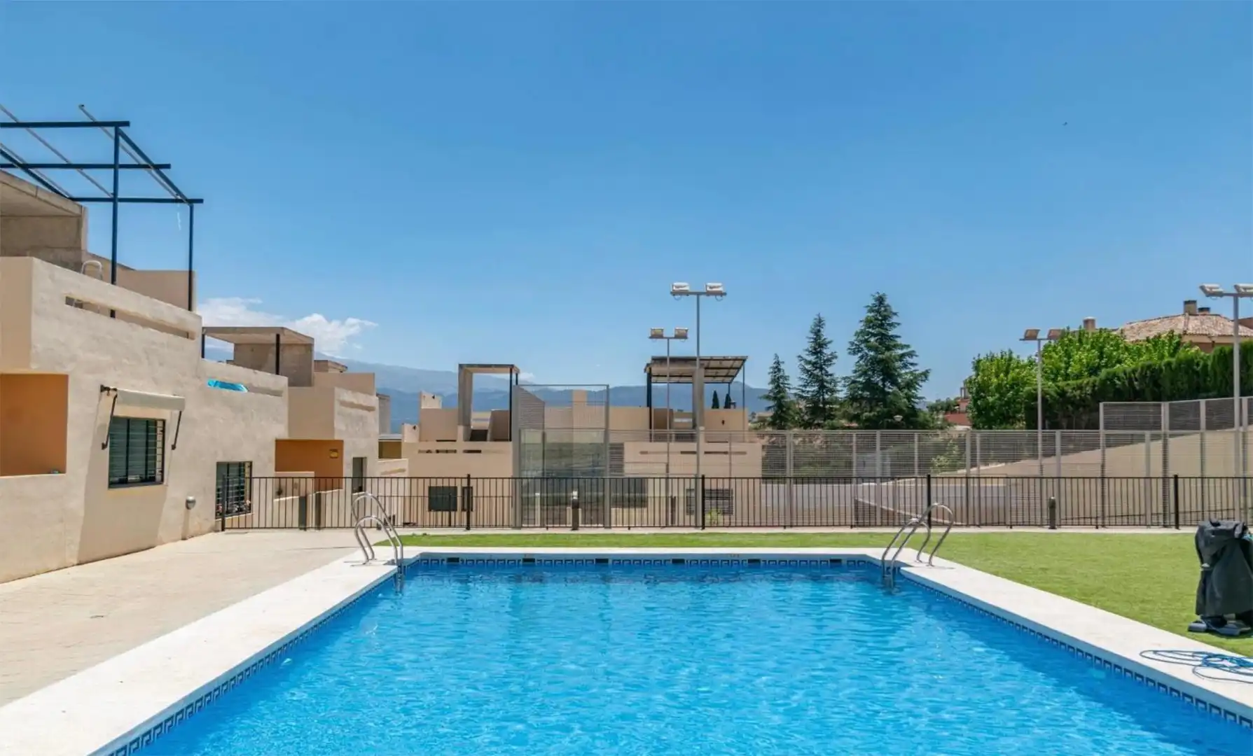 Piscina de Casa adosada de lloguer en Las Gabias amb Aire condicionat, Jardí privat i Parquet