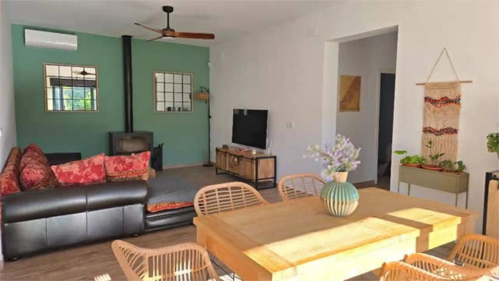 Sala de estar de Casa adosada en venta en Pilas con Calefacción, Jardín privado y Terraza