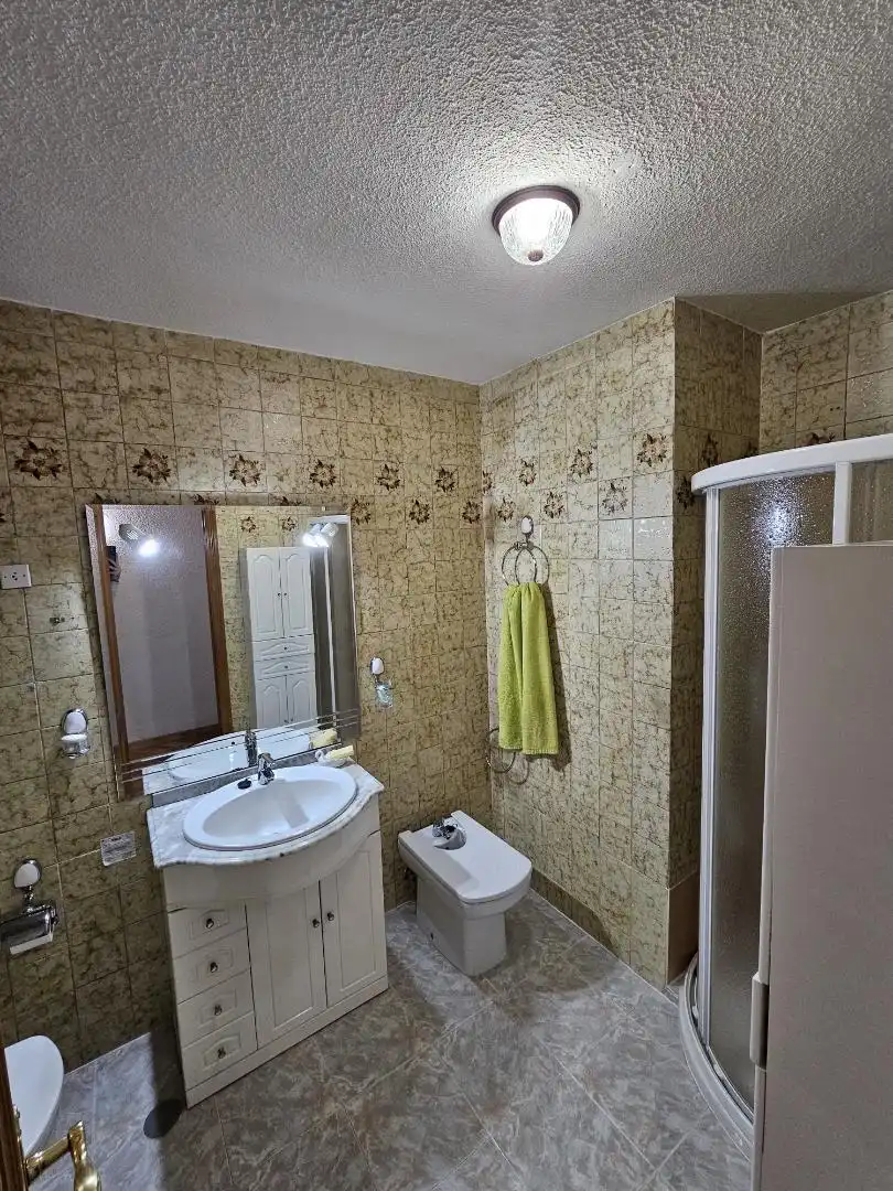 Badezimmer von Wohnung zum Verkauf in Ávila mit Heizung, Privatgarten und Parkett