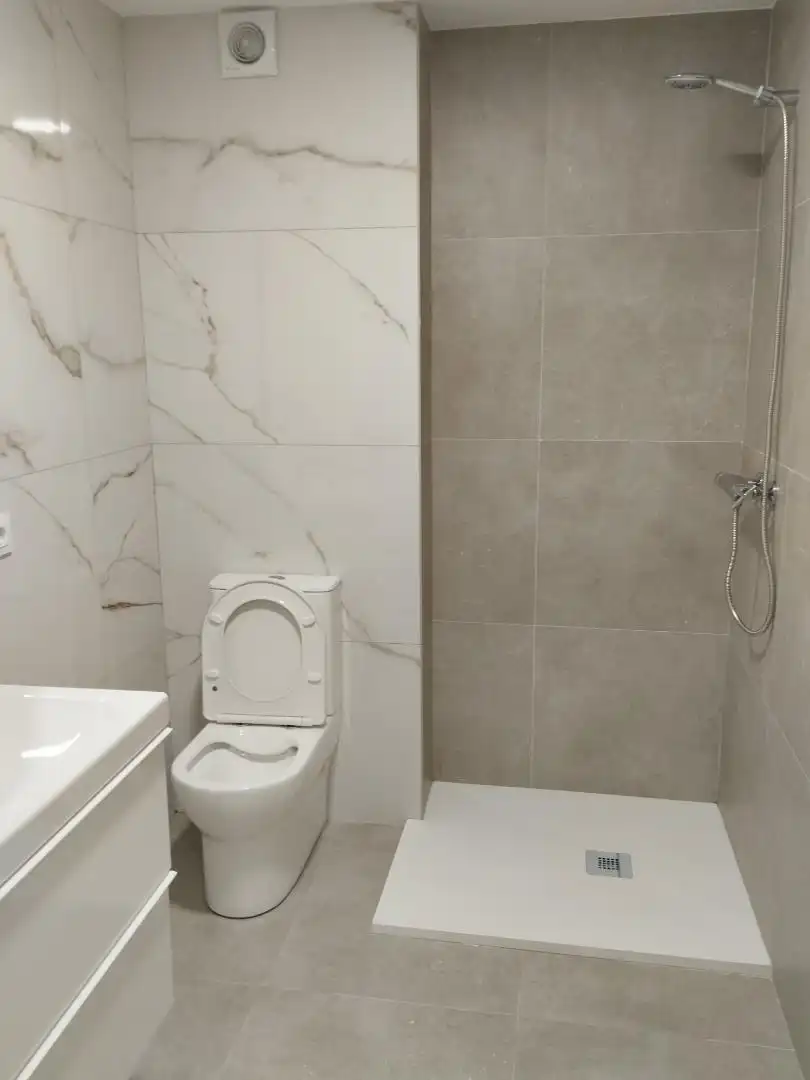 Flat for rent in Rúa Echegaray, 4, Centro - Echegaray Bathroom of Flat for rent in Pontevedra Capital with Storage room and Furnished