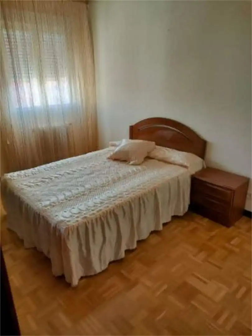 Piso de alquiler en Sur Habitación de Piso de alquiler en Ávila con Calefacción y Amueblado