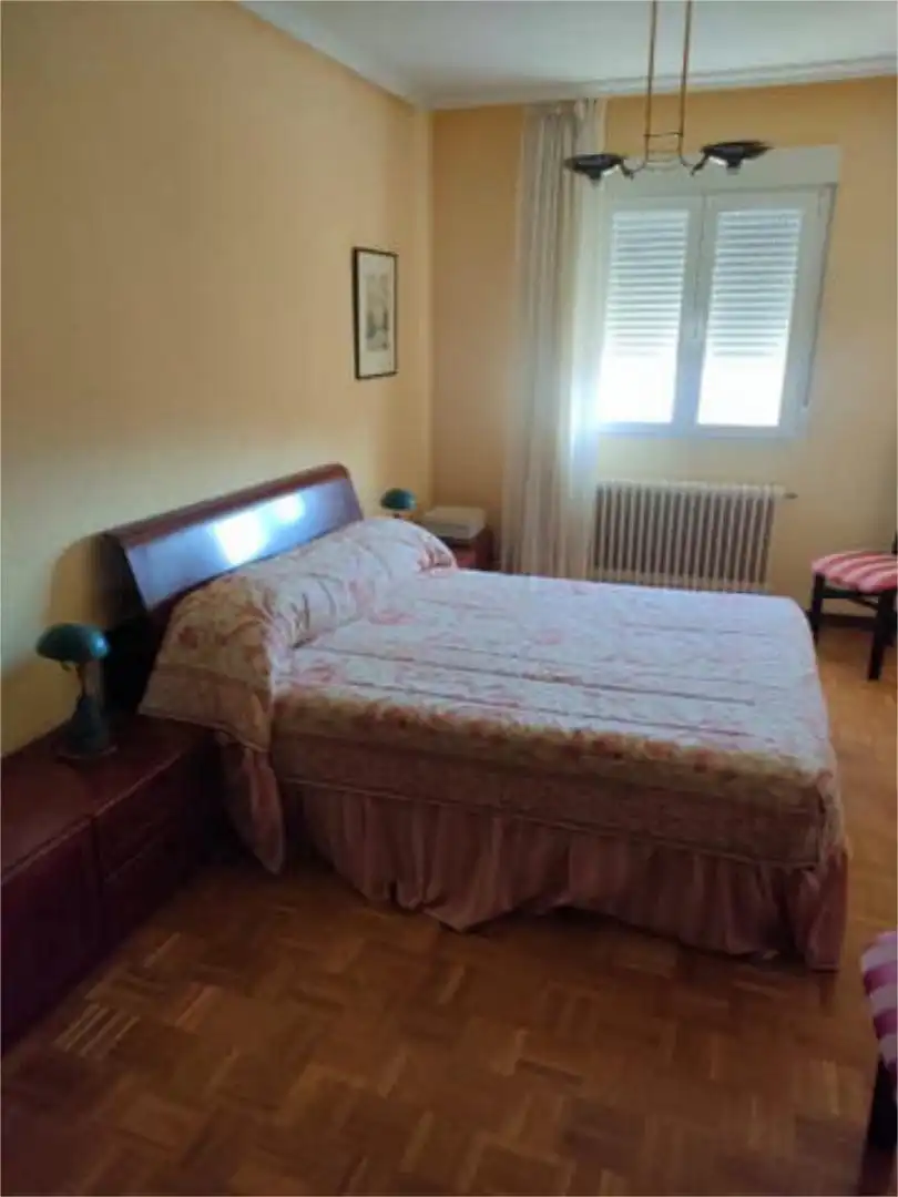 Piso de alquiler en Sur Habitación de Piso de alquiler en Ávila con Calefacción y Amueblado