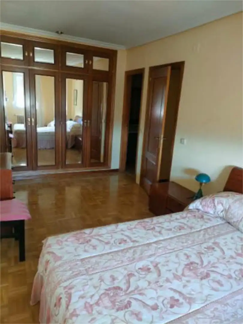 Piso de alquiler en Sur Habitación de Piso de alquiler en Ávila con Calefacción y Amueblado