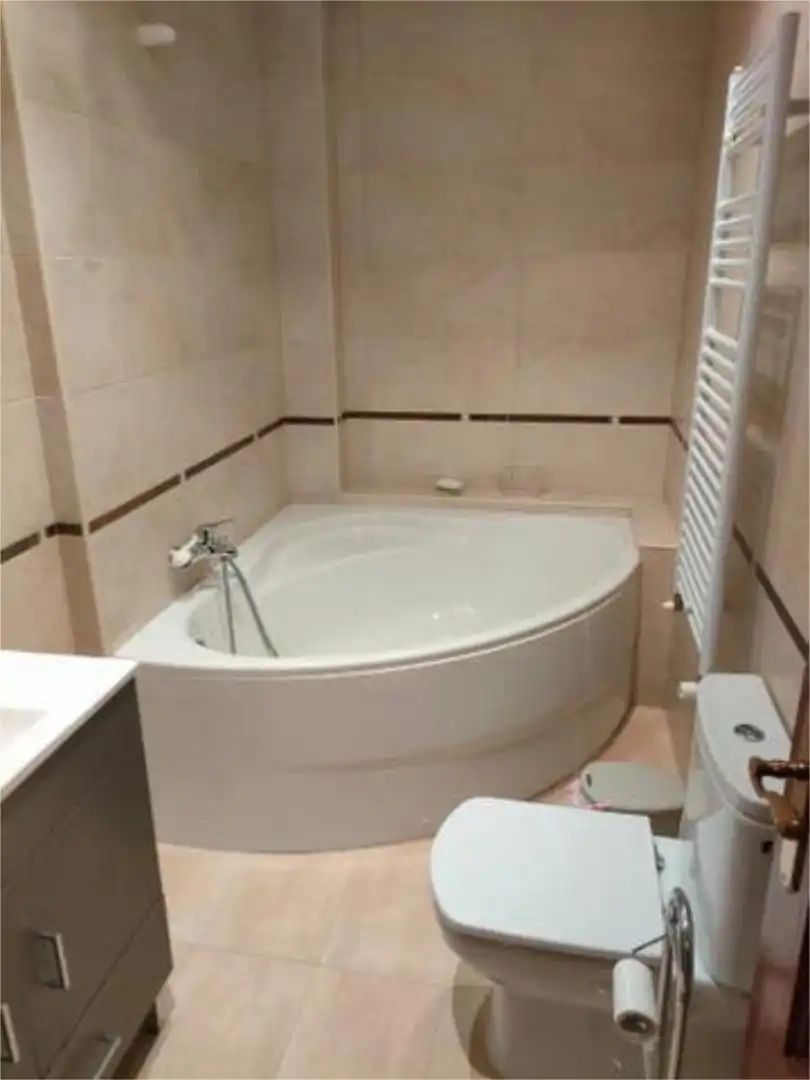 Piso de alquiler en Sur Baño de Piso de alquiler en Ávila con Calefacción y Amueblado