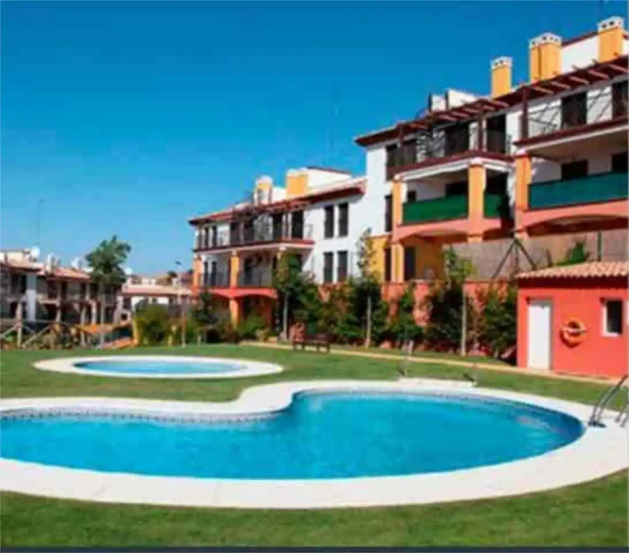 Ático de alquiler en Costa Esuri Vista exterior de Ático de alquiler en Ayamonte con Jardín privado, Terraza y Piscina
