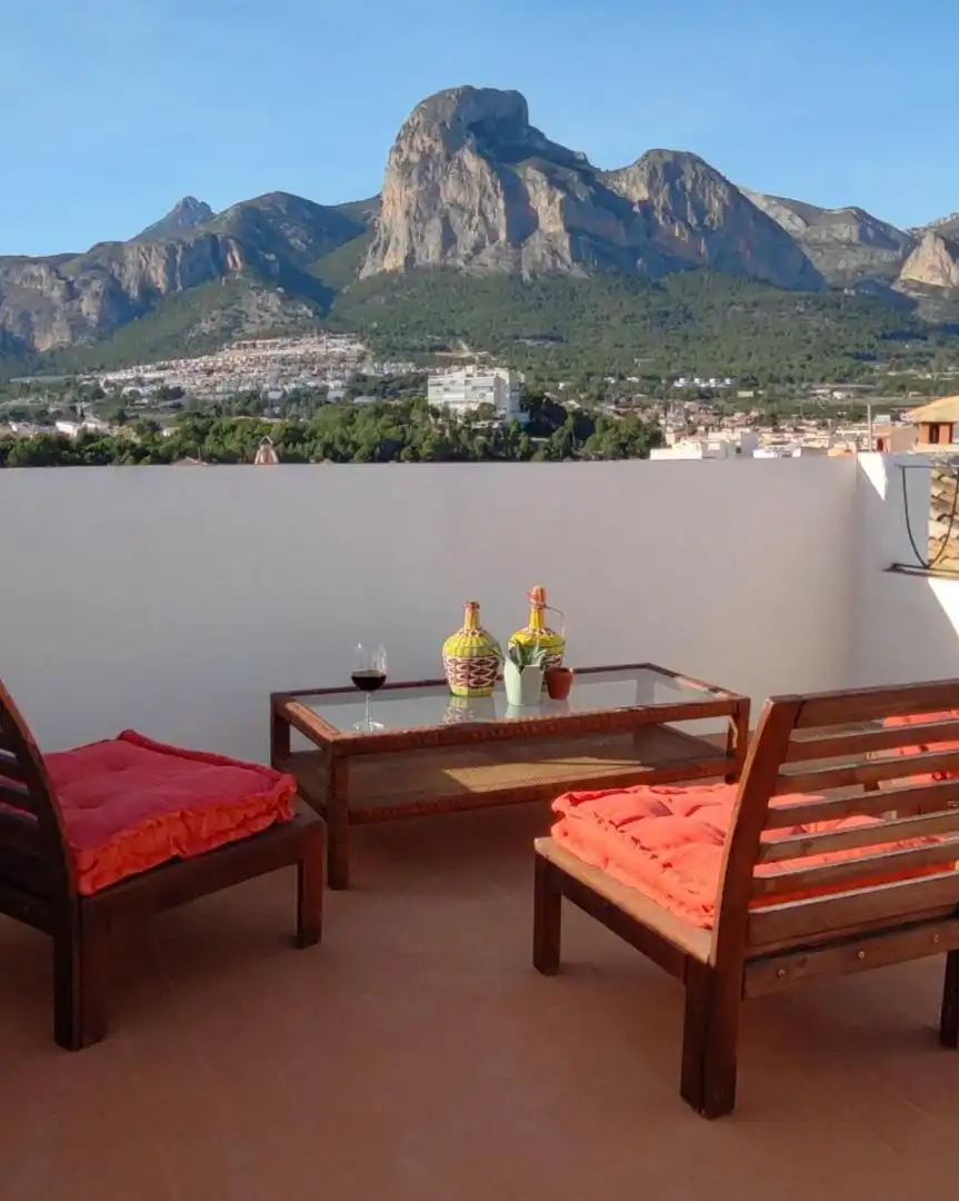 Einfamilien-Reihenhaus zum Verkauf in Plaça del Escultor I Pintor José Ginés, 6, Casco urbano Terrasse von Einfamilien-Reihenhaus zum Verkauf in Polop mit Klimaanlage, Terrasse und Balkon