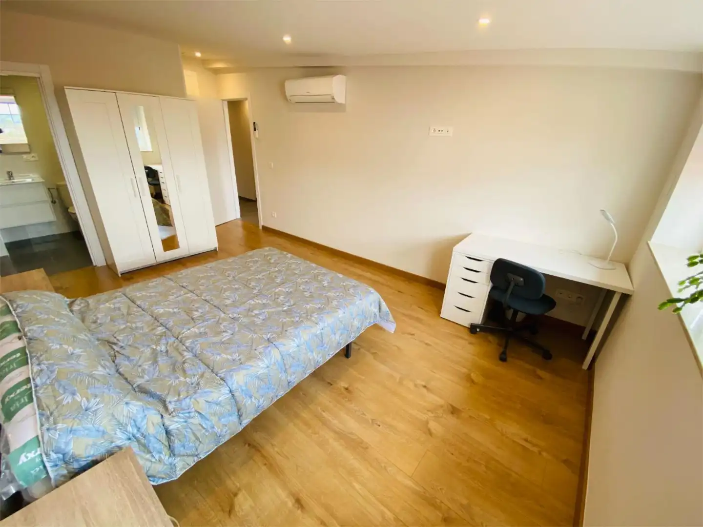 Room in Rúa das Carretas, 21, Campus Sur - Santa Marta Bedroom of Flat for share in Santiago de Compostela with Air Conditioner, Heating and Parquet flooring