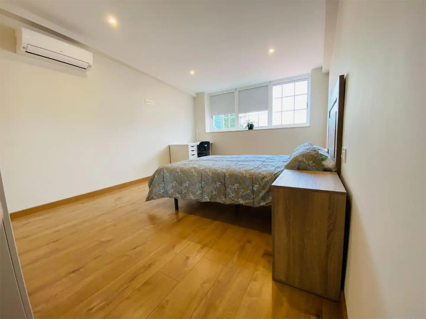 Room in Rúa das Carretas, 21, Campus Sur - Santa Marta Bedroom of Flat for share in Santiago de Compostela with Air Conditioner, Heating and Parquet flooring