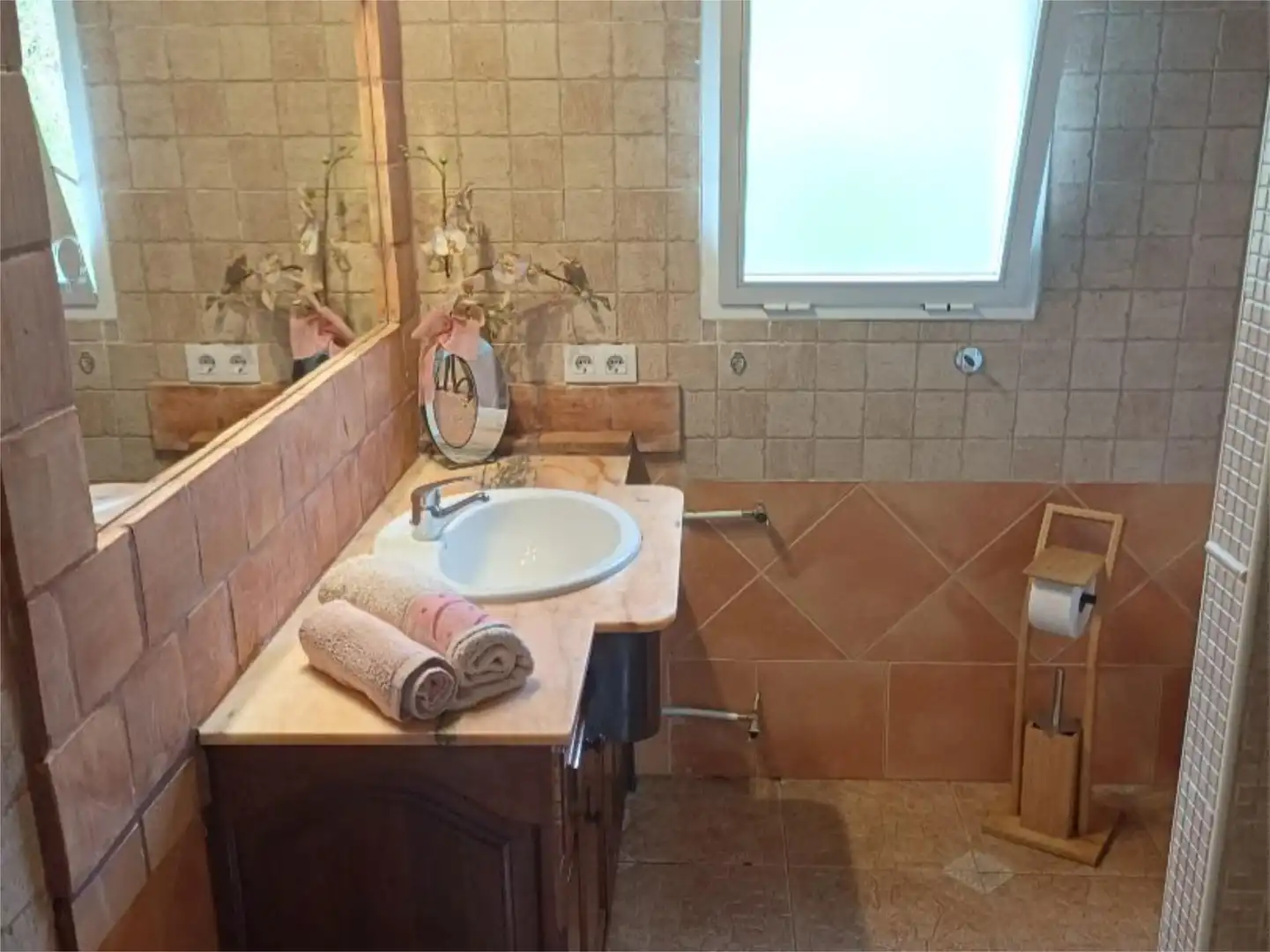 Baño de Finca rústica de alquiler en Llubí con Aire acondicionado, Calefacción y Jardín privado