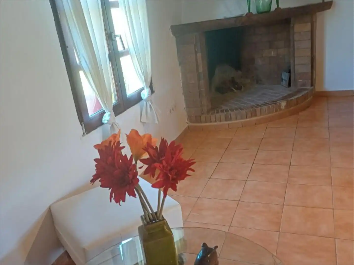 Sala de estar de Finca rústica de alquiler en Llubí con Aire acondicionado, Calefacción y Jardín privado