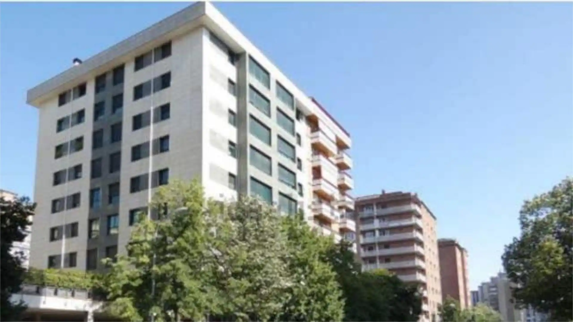 Piso en venta en San Juan Vista exterior de Piso en venta en Pamplona / Iruña con Calefacción, Trastero y Amueblado