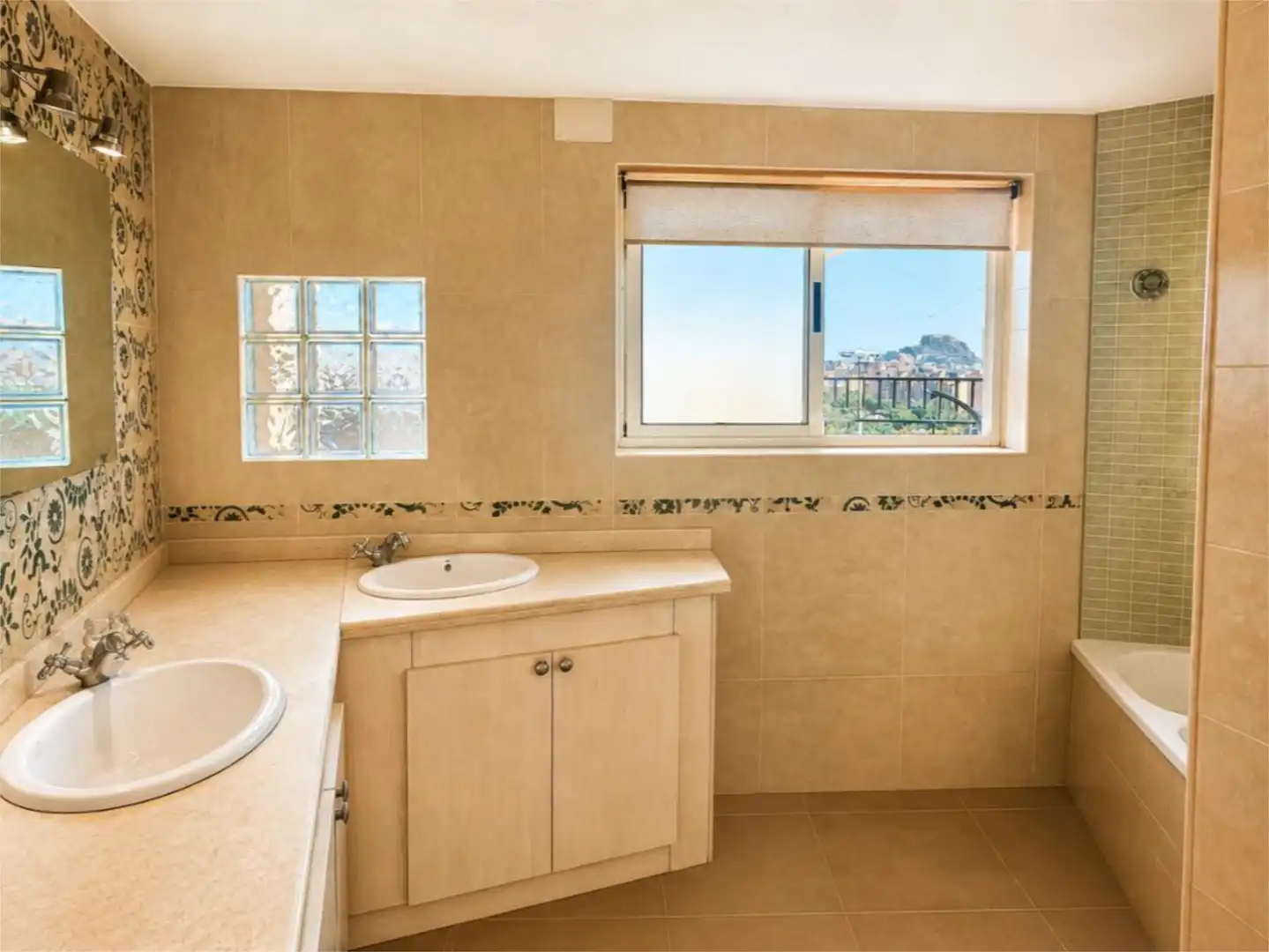 Bathroom of Flat for sale in Alicante / Alacant  with Air Conditioner and Terrace