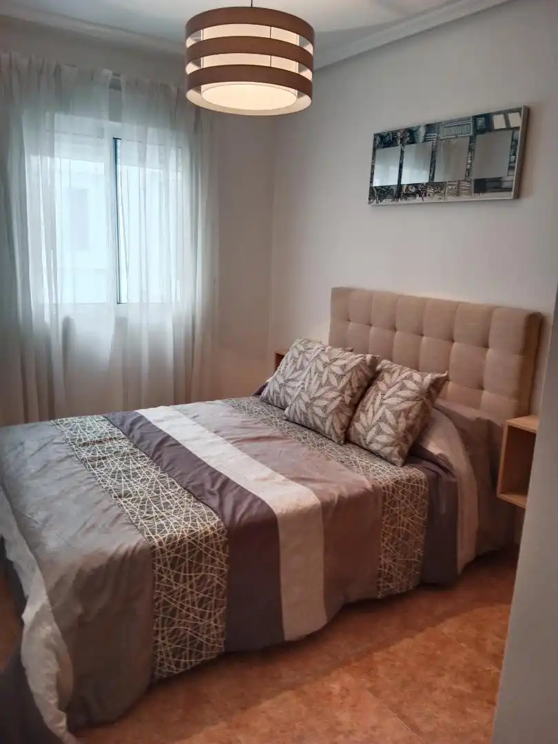 Dormitori de Pis de lloguer en Torrevieja amb Aire condicionat, Terrassa i Piscina
