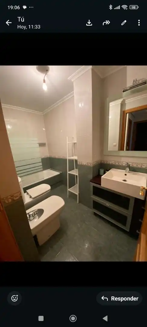Bany de Apartament de lloguer en Ourense Capital  amb Calefacció, Parquet i Terrassa