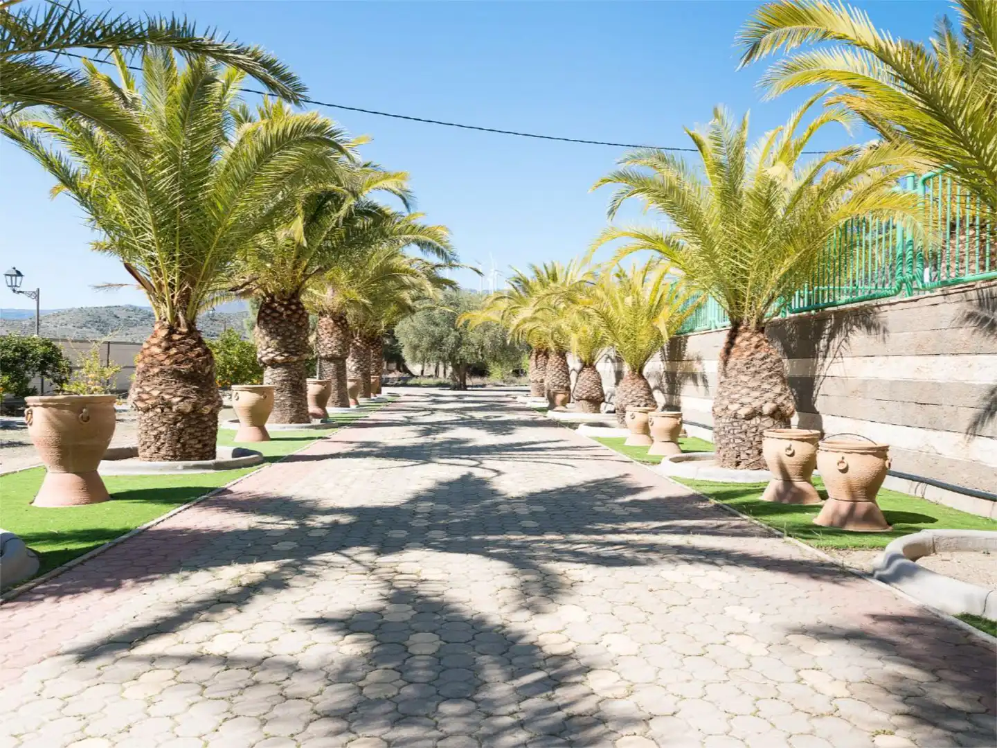 Vista exterior de Casa o xalet en venda en Las Tres Villas amb Aire condicionat, Calefacció i Jardí privat