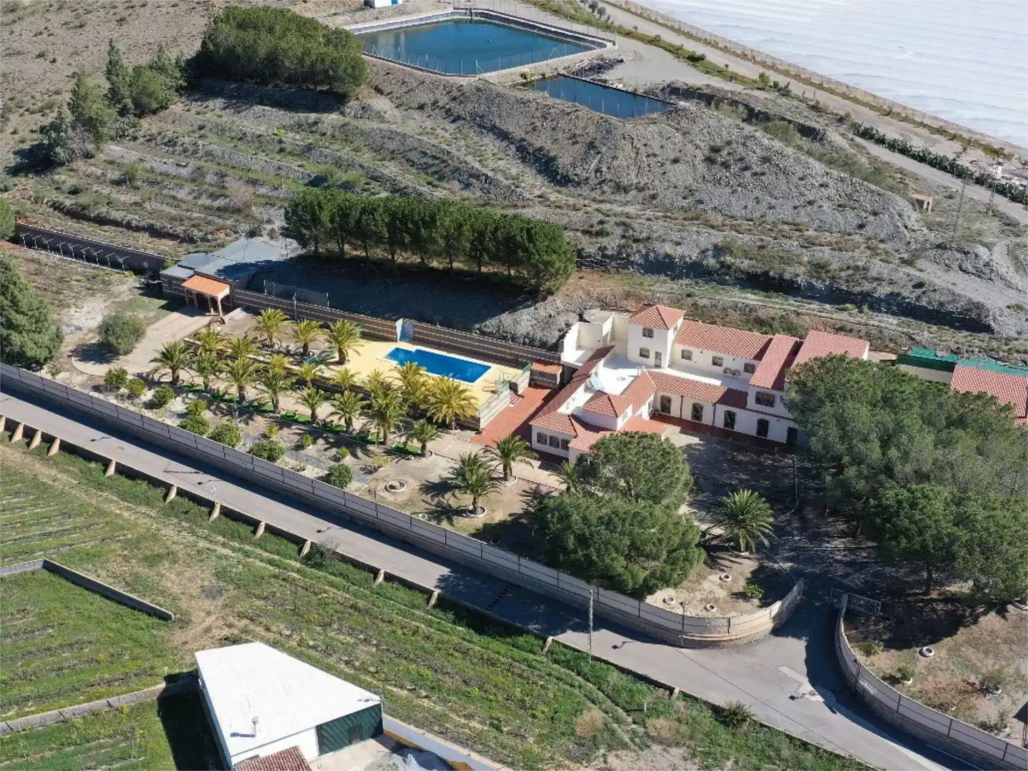 Vista exterior de Casa o xalet en venda en Las Tres Villas amb Aire condicionat, Calefacció i Jardí privat