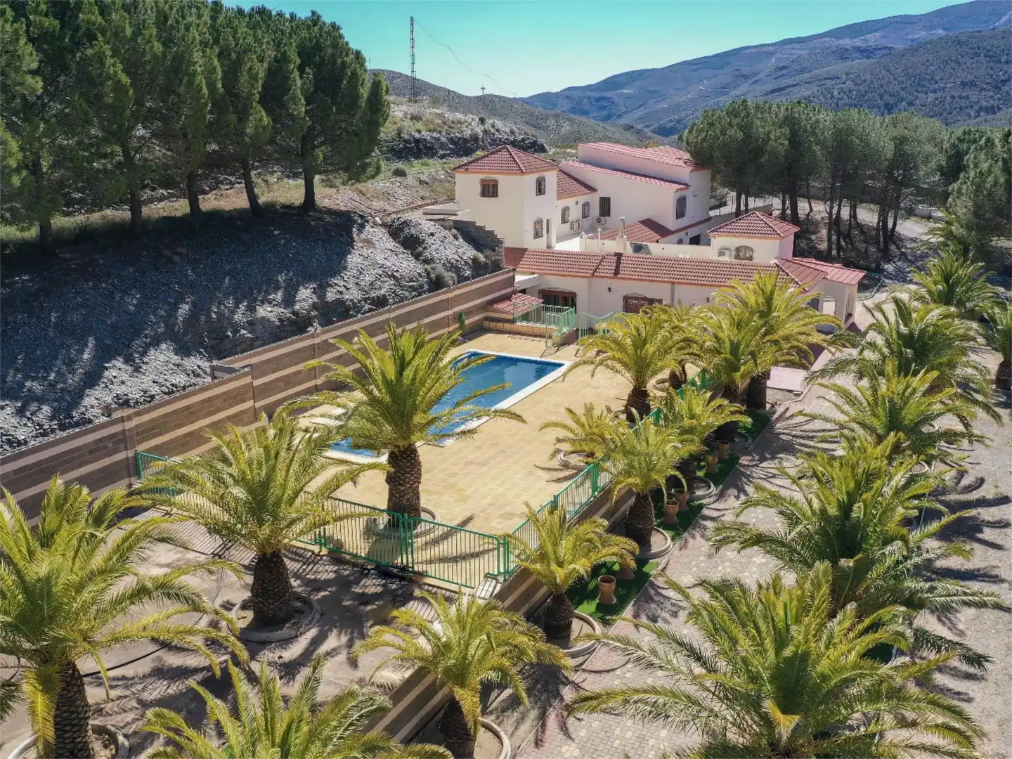Vista exterior de Casa o xalet en venda en Las Tres Villas amb Aire condicionat, Calefacció i Jardí privat