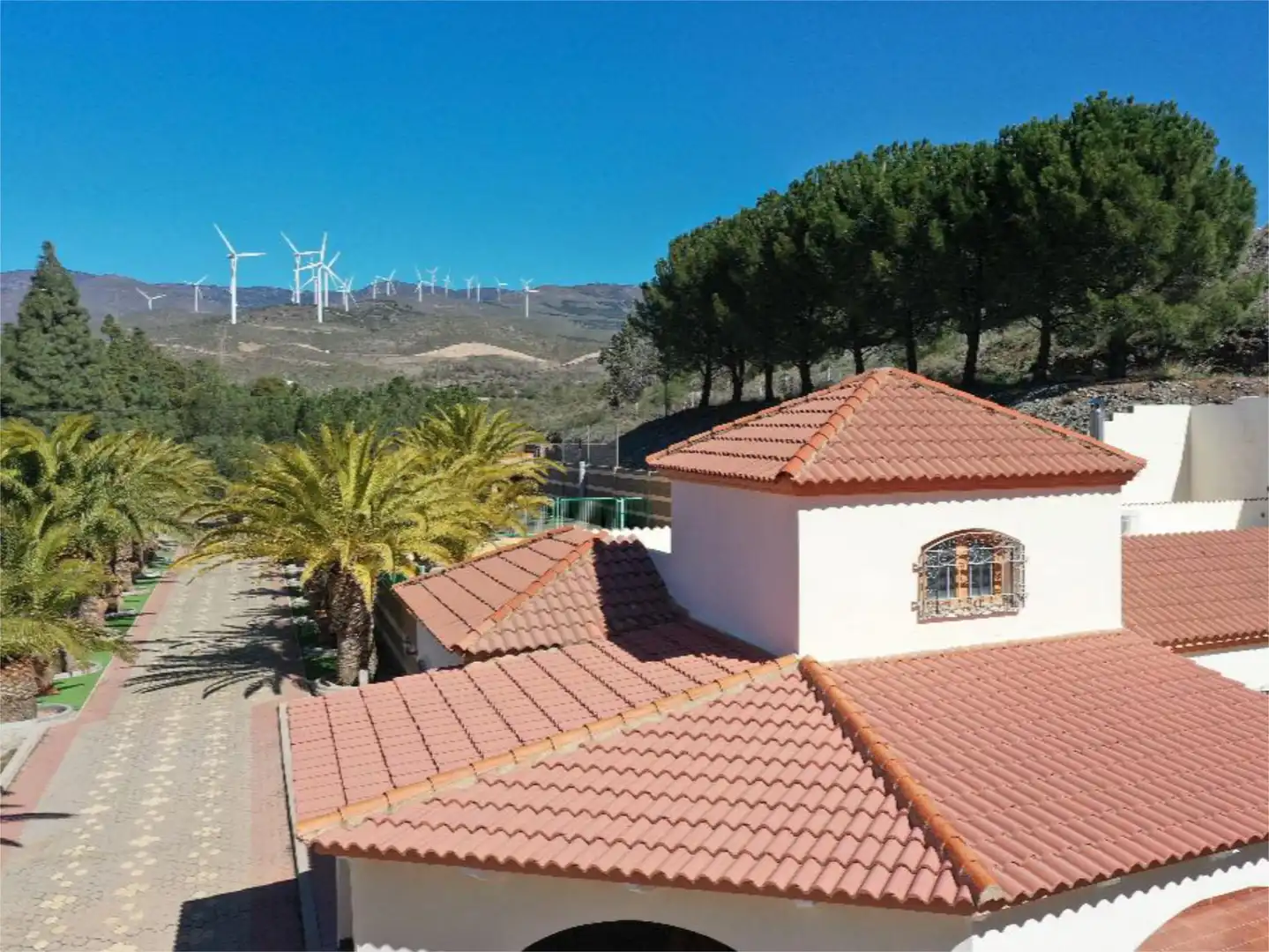 Vista exterior de Casa o xalet en venda en Las Tres Villas amb Aire condicionat, Calefacció i Jardí privat