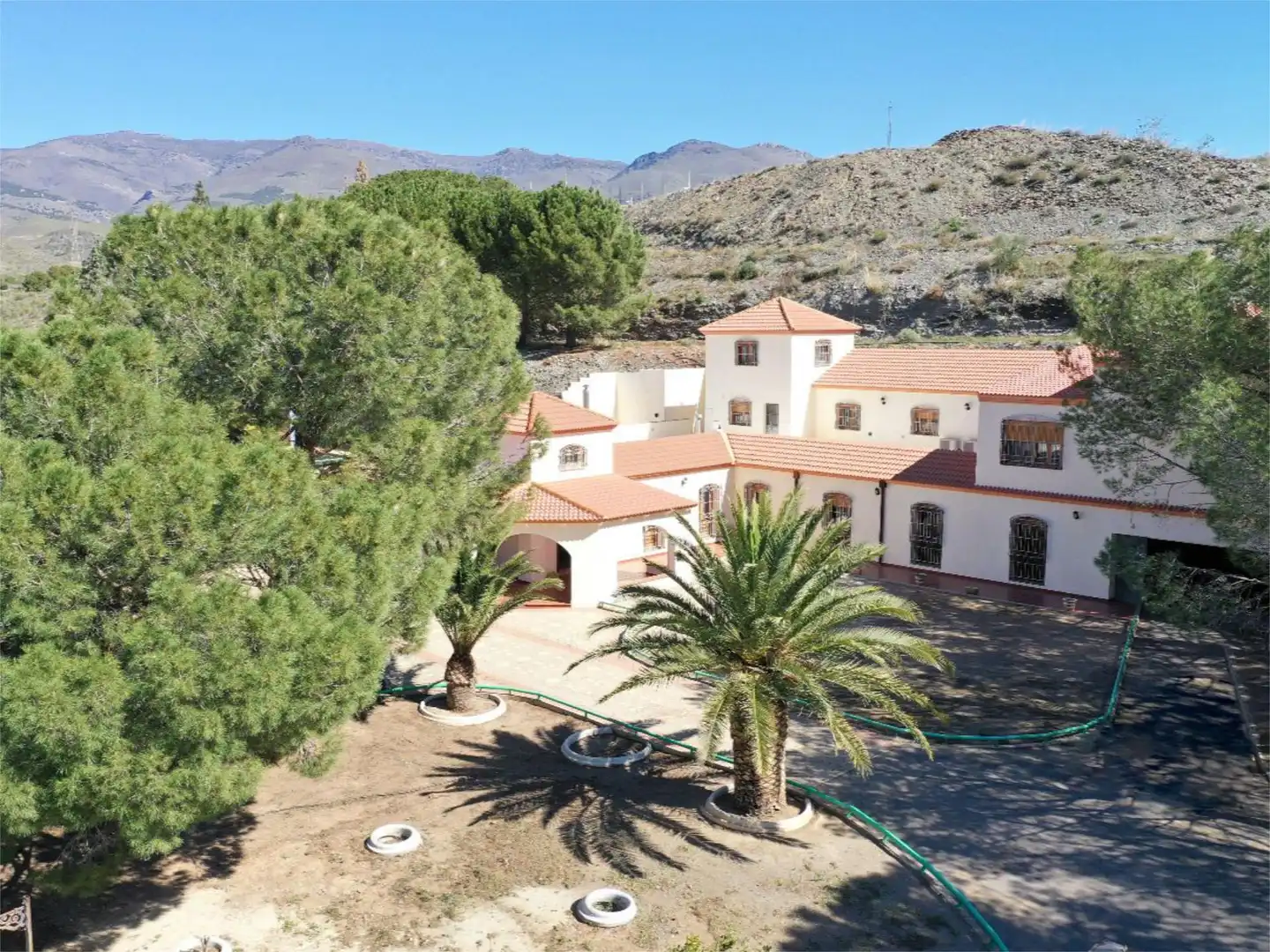 Vista exterior de Casa o xalet en venda en Las Tres Villas amb Aire condicionat, Calefacció i Jardí privat