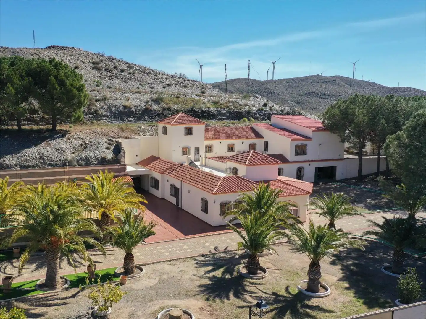 Vista exterior de Casa o xalet en venda en Las Tres Villas amb Aire condicionat, Calefacció i Jardí privat