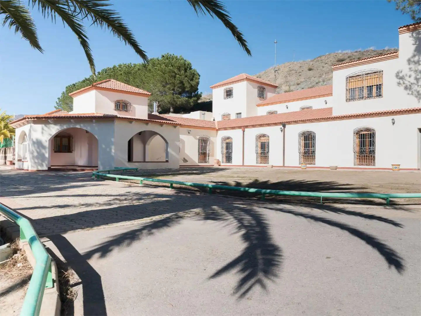 Vista exterior de Casa o xalet en venda en Las Tres Villas amb Aire condicionat, Calefacció i Jardí privat