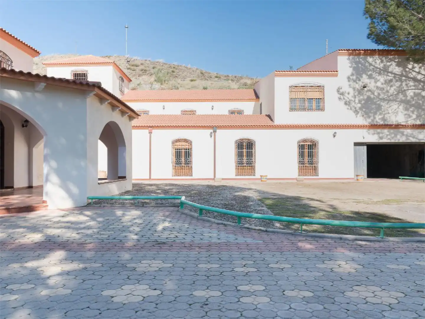 Vista exterior de Casa o xalet en venda en Las Tres Villas amb Aire condicionat, Calefacció i Jardí privat