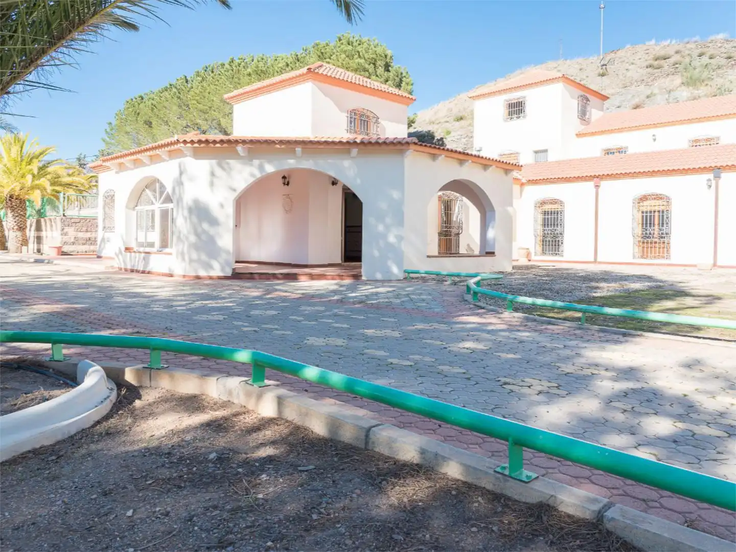 Vista exterior de Casa o xalet en venda en Las Tres Villas amb Aire condicionat, Calefacció i Jardí privat