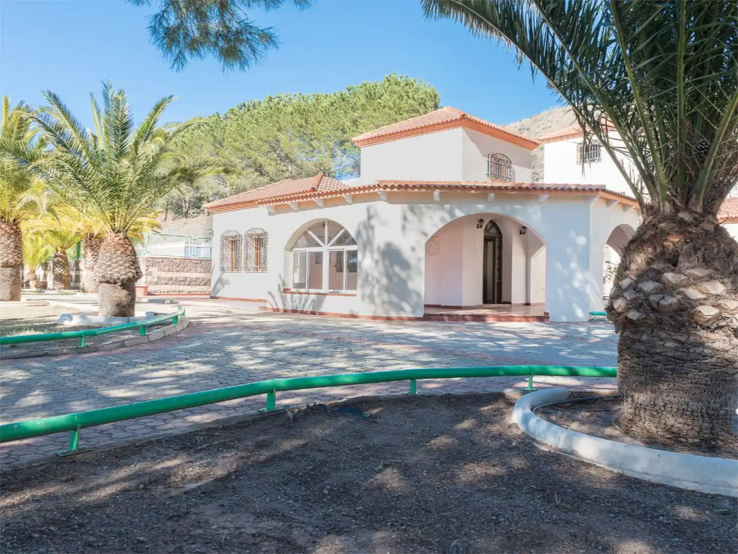 Vista exterior de Casa o xalet en venda en Las Tres Villas amb Aire condicionat, Calefacció i Jardí privat