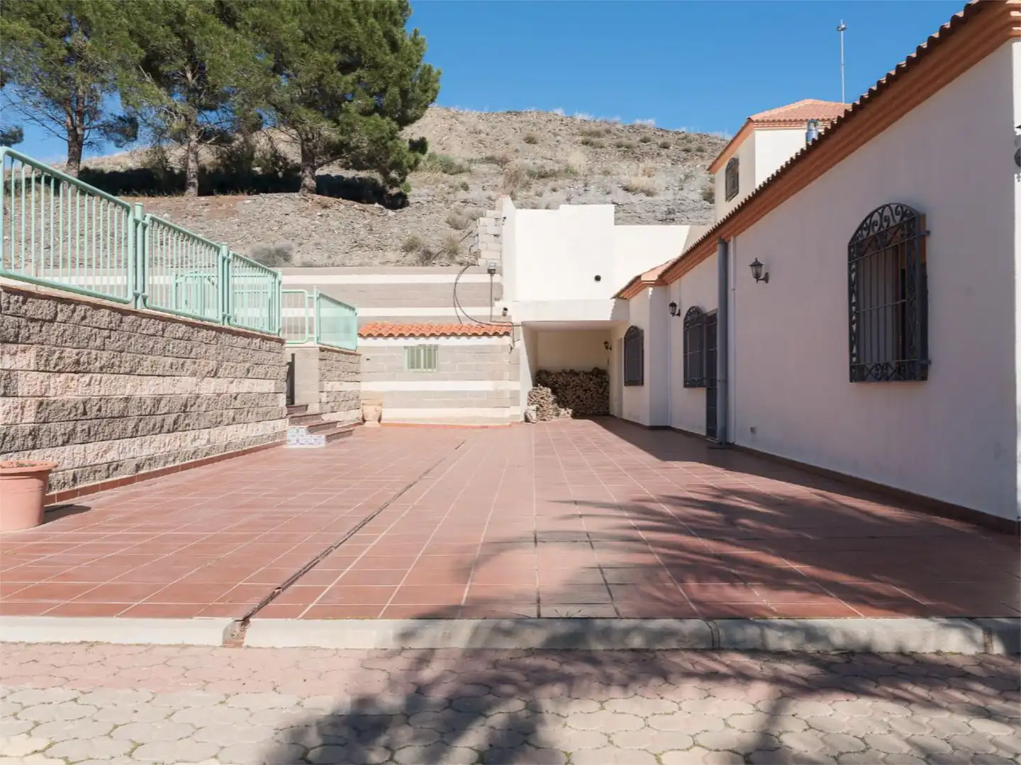 Vista exterior de Casa o xalet en venda en Las Tres Villas amb Aire condicionat, Calefacció i Jardí privat