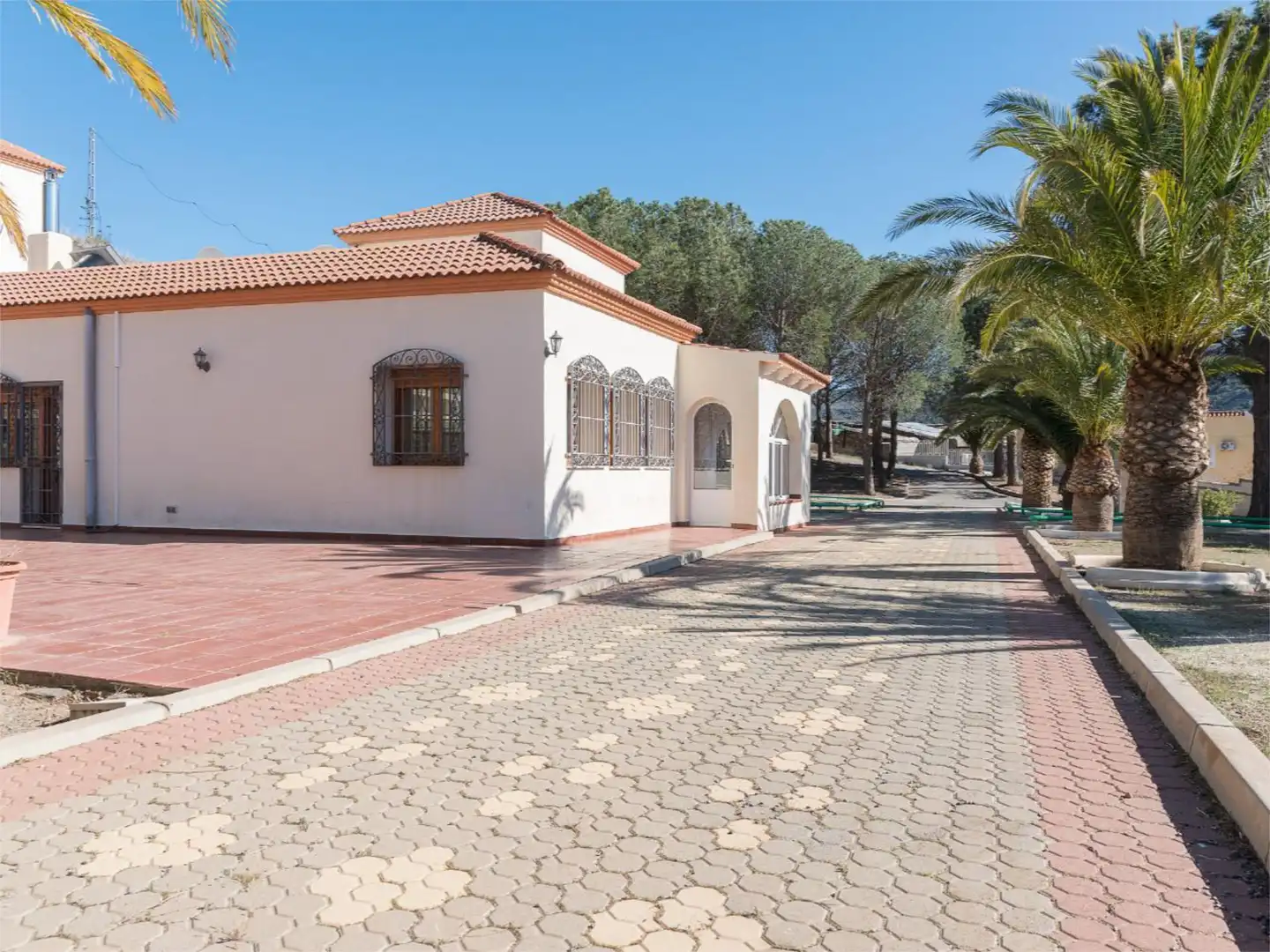 Vista exterior de Casa o xalet en venda en Las Tres Villas amb Aire condicionat, Calefacció i Jardí privat