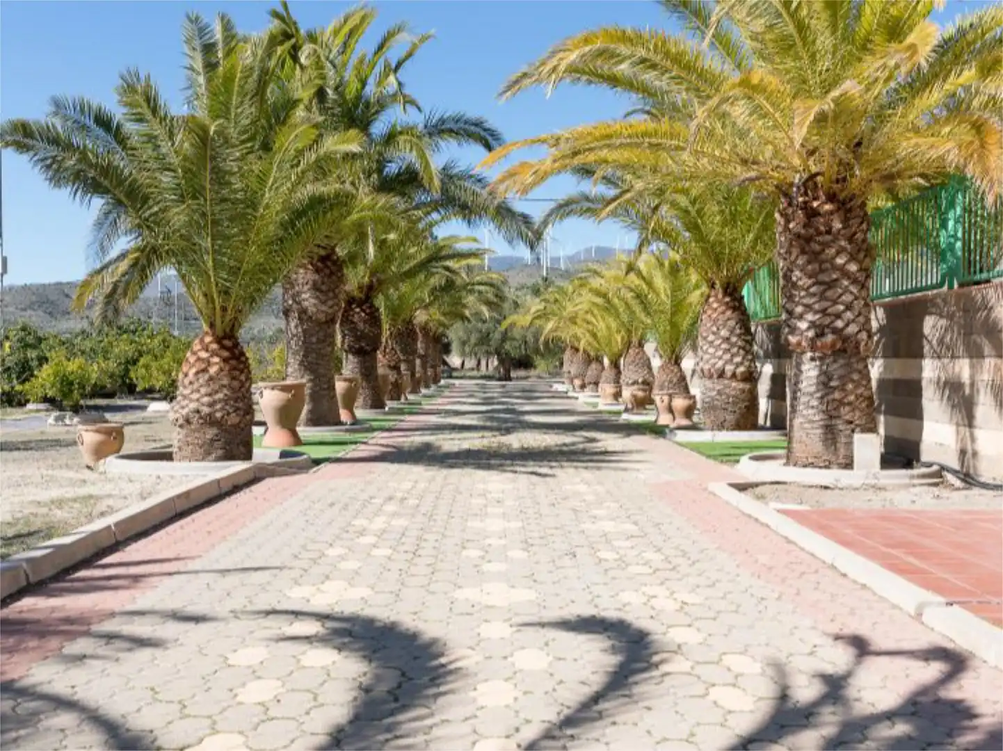Vista exterior de Casa o xalet en venda en Las Tres Villas amb Aire condicionat, Calefacció i Jardí privat