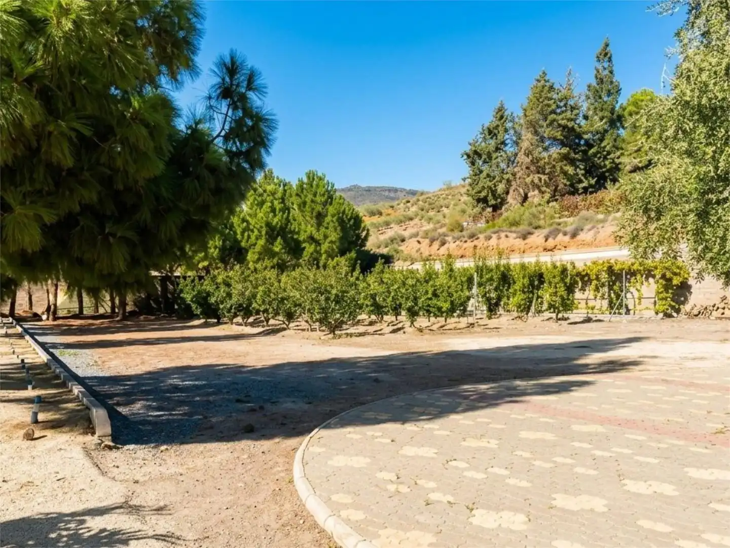 Vista exterior de Casa o xalet en venda en Las Tres Villas amb Aire condicionat, Calefacció i Jardí privat